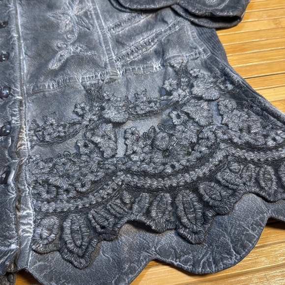 Beautiful 💯 Cotton Gray Lace Button-Up Blouse With Lace Detail - Picture 5 of 11